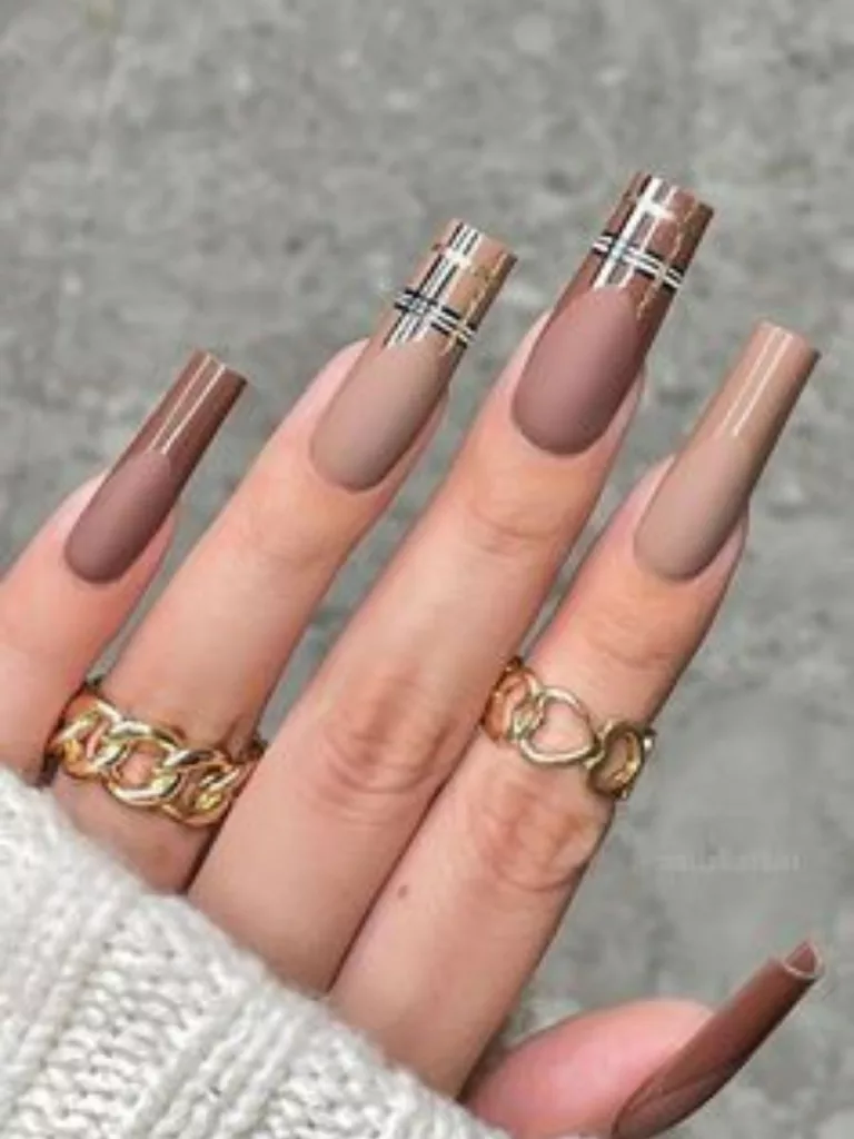light-brown-snake-design-nail
